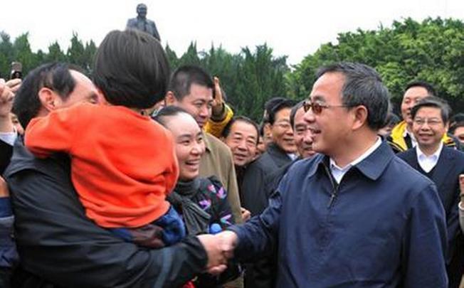 Guangdong's new party chief Hu Chunhua meets with locals at Shenzhen's Lotus Hill during his first official visit to the province. Photo: SCMP