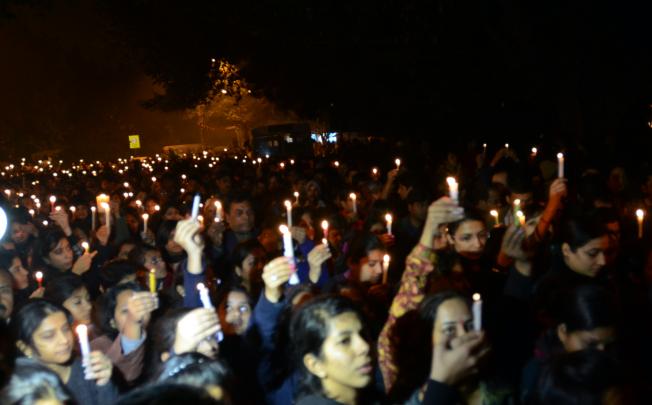 Indians hold candlelit vigils to mourn the death of the 23-year-old gang rape victim during a protest at Jantar Mantar in New Delhi. Photo: Xinhua