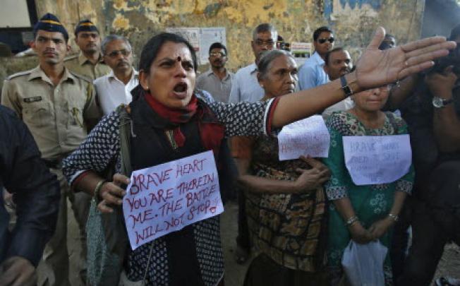 A demonstrator condemns the death of the New Delhi rape victim. A test on Wednesday will confirm the age of a young man arrested in connection with the gang-rape. This to see whether he can be tried for murder. Photo: Reuters
