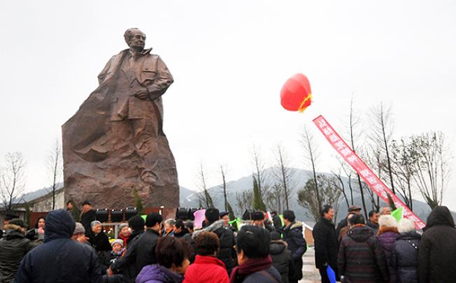 A statue of former Communist Party chief Hu Yaobang is unveiled in Taizhou, east China's Zhejiang province on Sunday. Photo: AFP