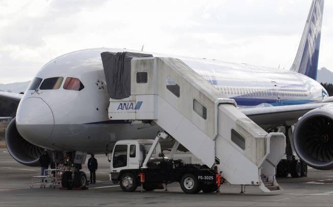 A US Federal Aviation Administration technical advisor inspects a Boeing 787 Dreamliner plane. Photo: Reuters 