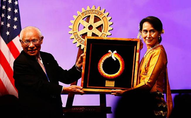 Rotary International president Sakuji Tanaka presents Aung San Suu Kyi with the Hawaii Peace Award. Photo: EPA