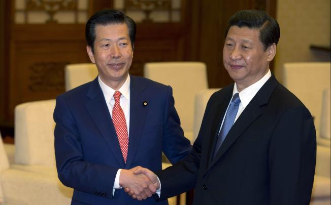 Natsuo Yamaguchi (left), leader of the Komeito party from Japan, shakes hands with China's president-in-waiting Xi Jinping during a meeting at the Great Hall of the People in Beijing on January 25, 2013. Photo: AFP