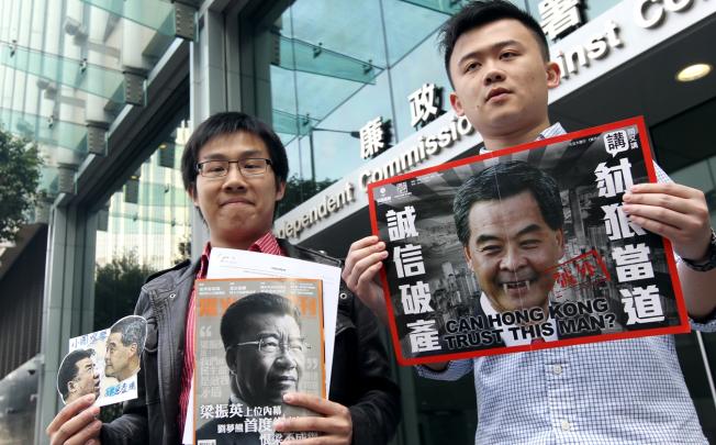 Raphael Wong (left) reports to the ICAC after filing a complaint against Leung Chun-ying based on accusations by Lew Mon-hung. Photo: David Wong