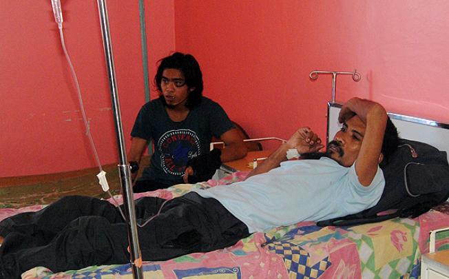 Freed Filiipino hostages, cameraman Ramil Vela (right) and audio technician Roland "Buboy" Letriro are treated at the provincial hospital in Jolo, Sulu. Photo: AFP