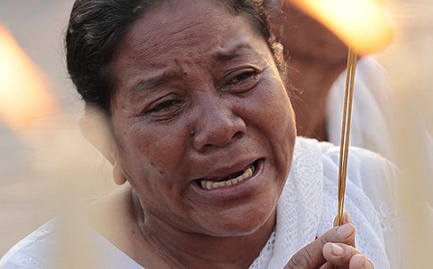 A Cambodian mourner cries as she prays for the former king. Photo: EPA