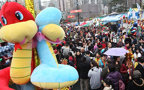 There's ssssomething about sssnakes. The Lunar New Year fair at Victoria Park draws a crowd. Photo: Sam Tsang