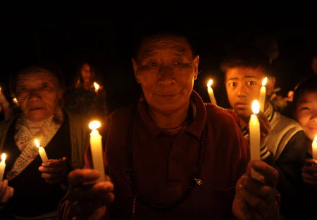 Tibetans-in-exile take part in a candlelight vigil following the self-immolation attempt by a monk. Photo: AFP