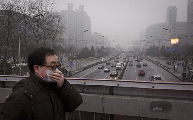 Heavy smog smothers Second Ring Road in Beijing. Photo: EPA