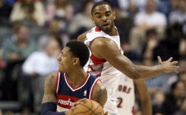 Toronto Raptors guard Alan Anderson, rear, defends against Washington Wizards guard Bradley Beal during the first half of their NBA basketball game. Photo: AP