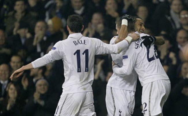 Tottenham Hotspur's Icelandic midfielder Gylfi Sigurdsson (right) celebrates his goal with team-mates Gareth Bale (left) and Benoit Assou-Ekotto (2nd Right) during a Uefa Europa League Round between Tottenham Hotspur and Inter Milan. Photo: AFP