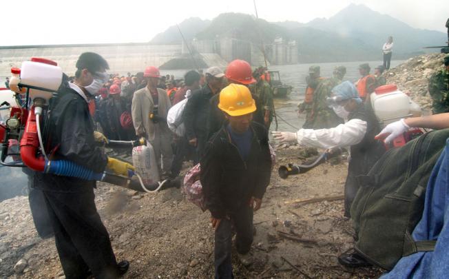 Survivors of the 2008 Wenchuan earthquake get evacuated to Zipingpu Dam, which could have been a cause of the quake. Photo: AFP