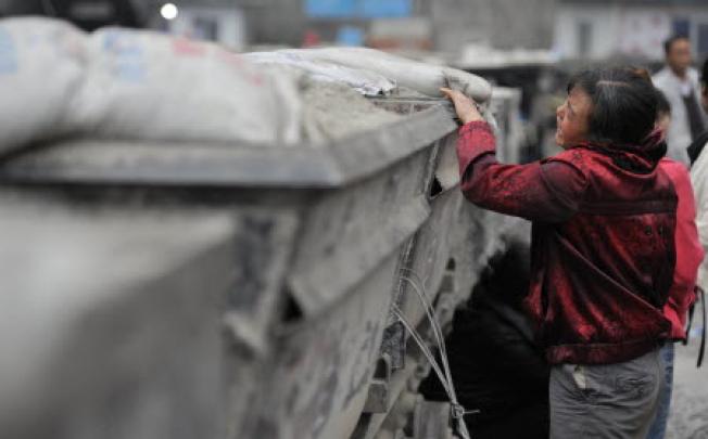 A family member of a miner cries at the site of the accident in Shuicheng County, southwest China's Guizhou Province. Photo: Xinhua