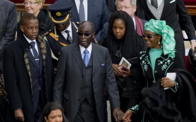 Zimbabwean President Robert Mugabe (centre). Photo: Reuters