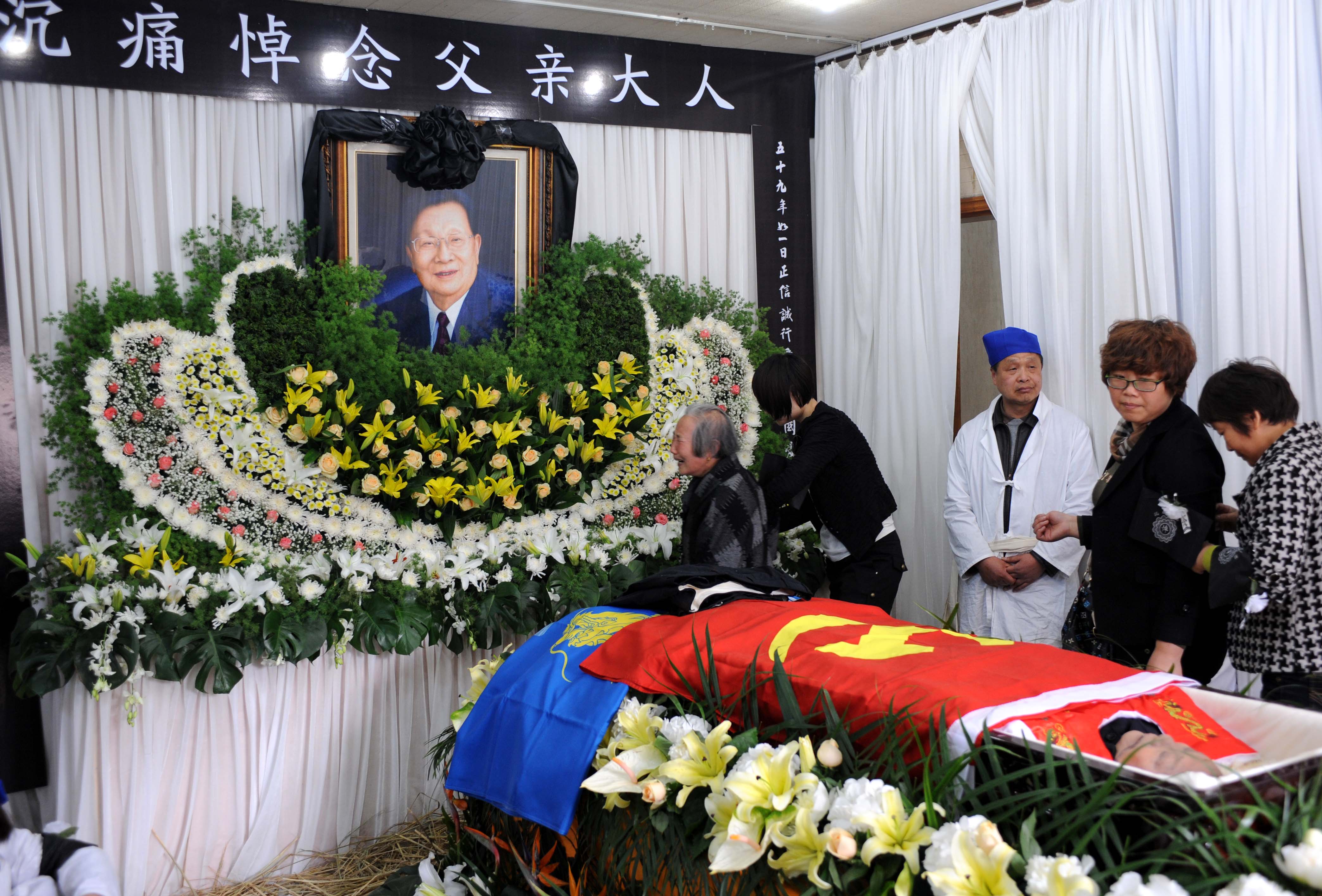Villagers and representatives of all circles express condolence to the death of Wu Renbao. Photo: Xinhua