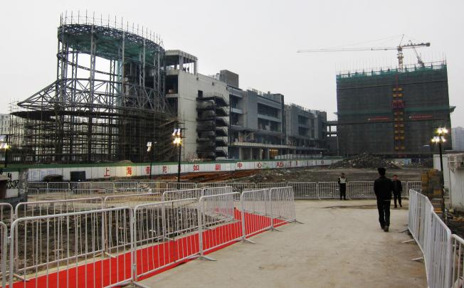 Construction in Shanghai is a sign that booming growth is continuing in major cities on the mainland. Photo: Paggie Leung