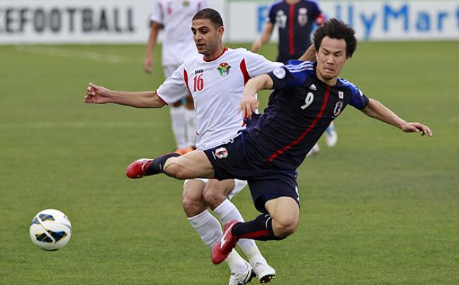 Japan's Okazaki fights for the ball against Jordan's Othman at King Abdullah stadium in Amman. Photo: Reuters