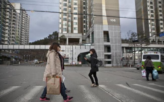  Pedestrians in Munsan, South Korea, a boomtown that sits on the edge of the tense border with North Korea. Photo: NYT