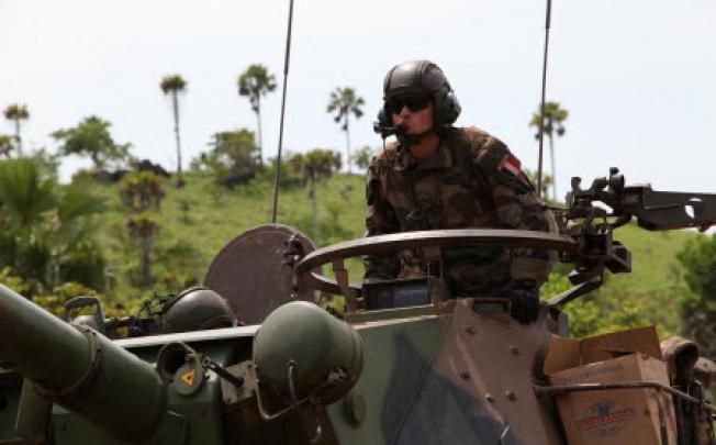 French soldier takes part in a joint drill with Cote d'Ivoire soldiers ahead of the latters' departure for Mali, in Toumodi, 200 kilometers northwest of Abidjan, Cote d'Ivoire. Photo: AFP