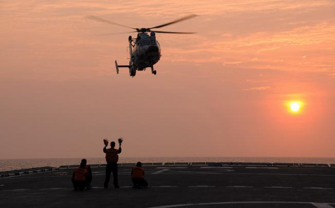A Z-9 helicopter prepares to land on the warship Jinggangshan in waters near south China's Hainan Province. Photo: Xinhua