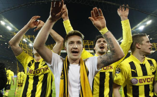 Borussia Dortmund's Marco Reus (C) and team mates celebrate after defeating Malaga to win the Champions League quarter-final second leg soccer match, in the western German city of Dortmund. Photo: Reuters.