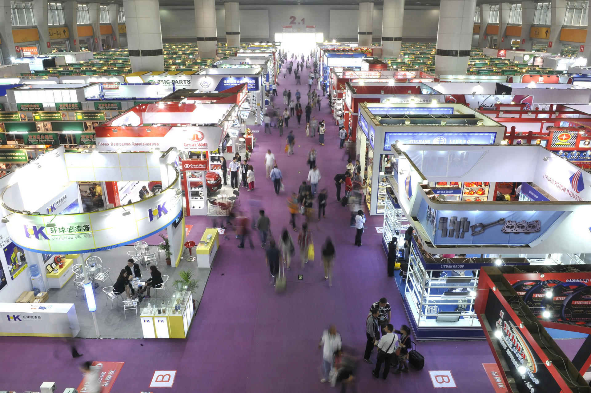 Buyers browse wares at the 113th Canton Fair. Photo: Xinhua