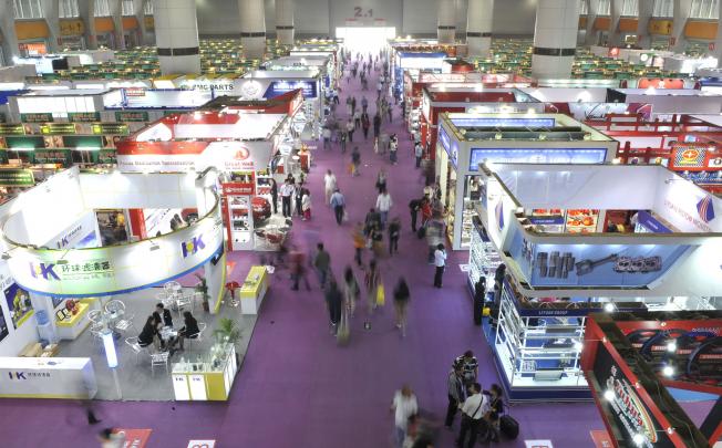 Buyers browse wares at the 113th Canton Fair. Photo: Xinhua