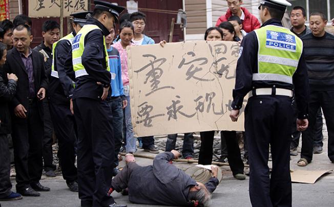 Chaoyang villagers protest against the lack of rescue aid after Saturday's earthquake in Lushan county. Photo: Reuters