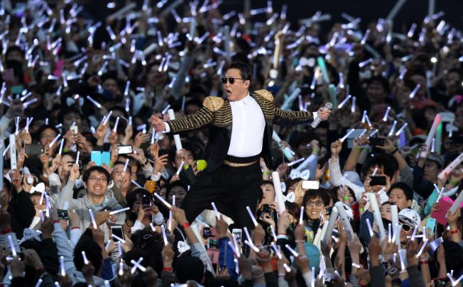South Korean rapper Park Jae-sang (centre), better known as PSY, performs during a live stream of the world premiere of his new single "Gentleman" at the Seoul World Cup Stadium in Seoul. Photo: Xinhua