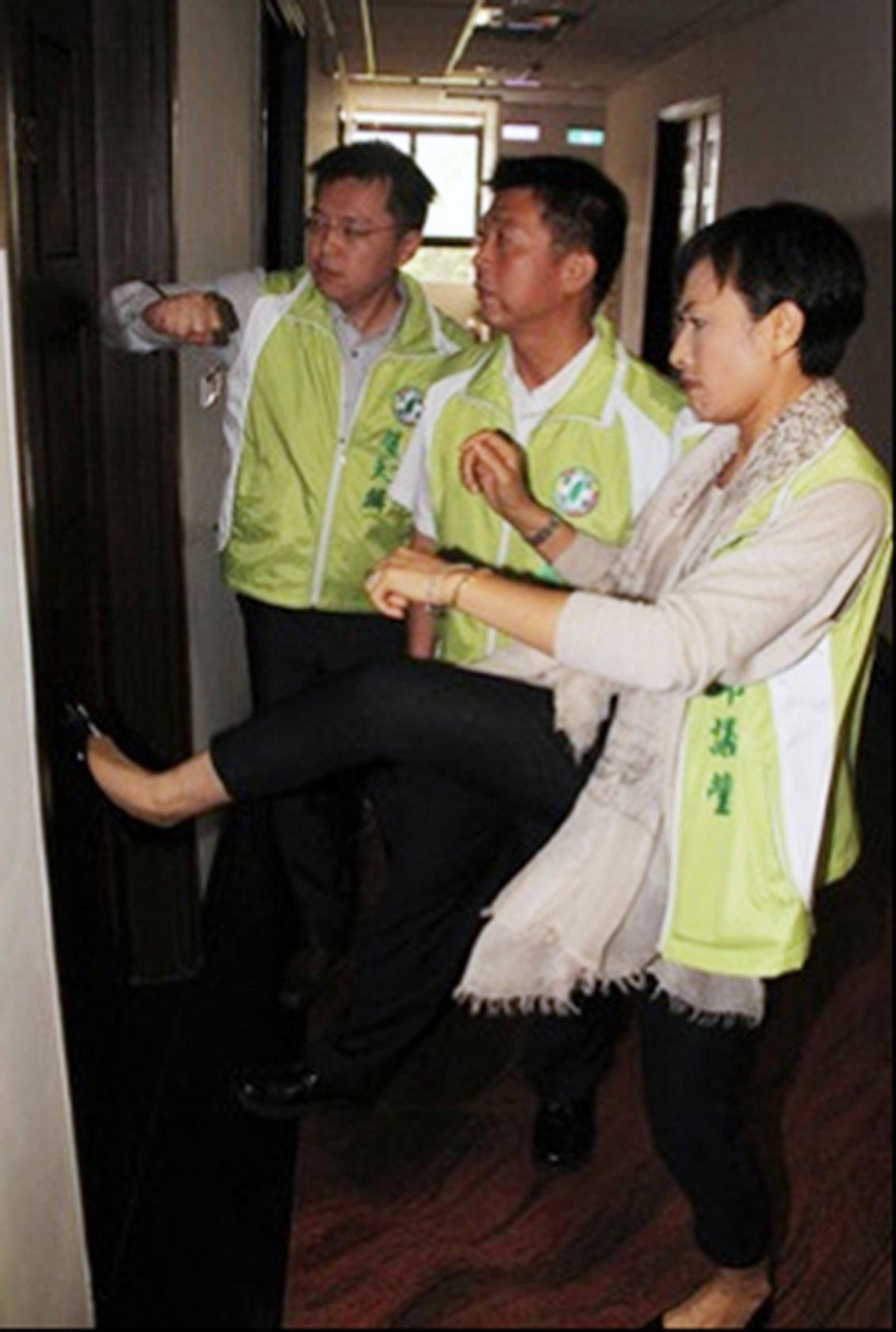Chiu Yi-ying kicks the office door of Taiwan Justice Minister Tseng Yung-fu. Photo: SCMP