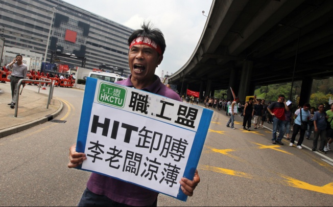A striking docker protesting outside the Kwai Tsing Container Terminals accuses port operator HIT of shirking responsibility. Photo: Felix Wong