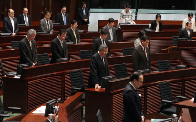 Lawmakers observe a moment of silence for the Sichuan quake victims. Photo: David Wong