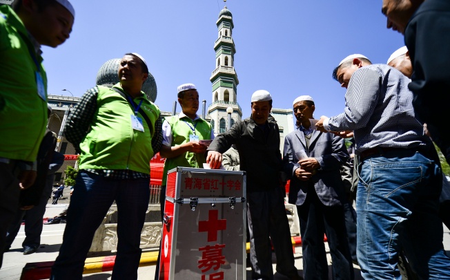 Local residents donate money to the Red Cross in Dongguan Great Mosque in Xining, capital of northwest China's Qinghai Province. Photo: Xinhua
