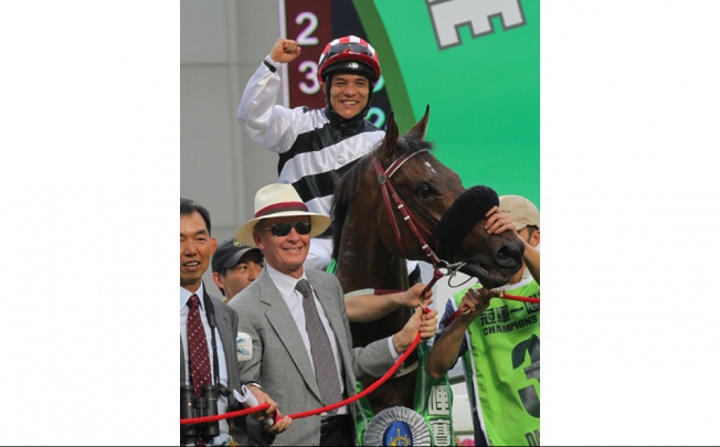 John Moore and Weichong Mar-wing celebrate their Champions Mile win. Photo: Kenneth Chan