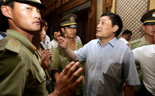 Zong Qinghou talks with journalists after a press conference in Hangzhou in 2007. Photo: AP