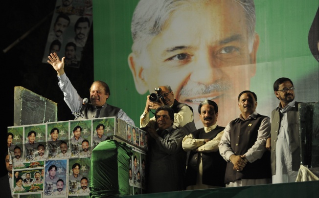 Prime Minister and head of Pakistan Muslim League Nawaz Nawaz Sharif (left) speaks to supporters during an election campaign in Liaquat Bagh. Photo: EPA