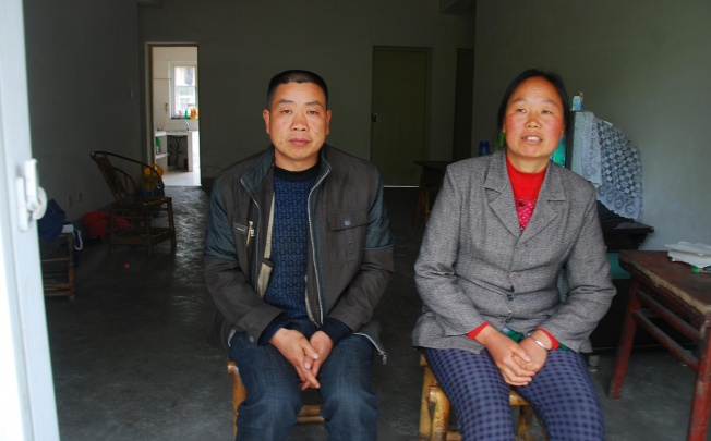 Zhou Youcheng (left) with his wife. Photo: Choi Chi-yuk