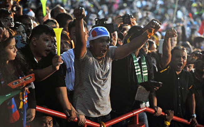 A  supporter shouts slogans as Malaysian opposition leader Anwar Ibrahim speaks during a rally at a stadium in Kelana Jaya, Selangor on Wednesday. Malaysia’s Anwar calls for nationwide protest tour. Photo: AFP
