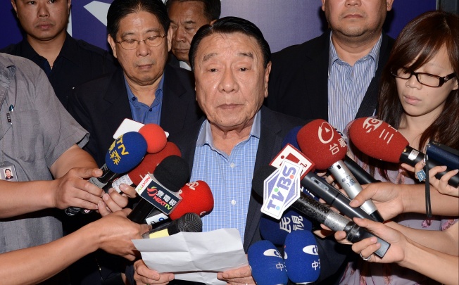 Philippine special envoy Amadeo Perez (centre) reads a statement of apology at Taoyuan International Airport. Photo: AFP