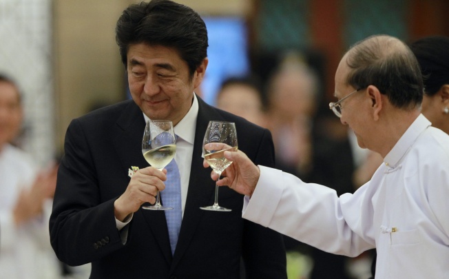Japanese Prime Minister Shinzo Abe (left) and Myanmar's President Thein Sein offer toasts during lunch in Naypyidaw. Photo: Reuters