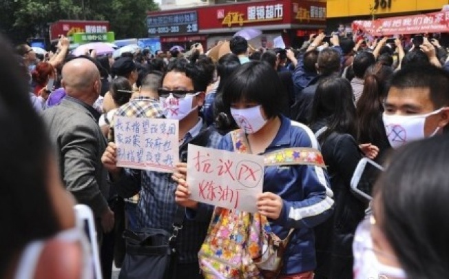 Protesters wear face masks at a demonstration in Kunming on May 16. Photo: Screenshot from Sina Weibo