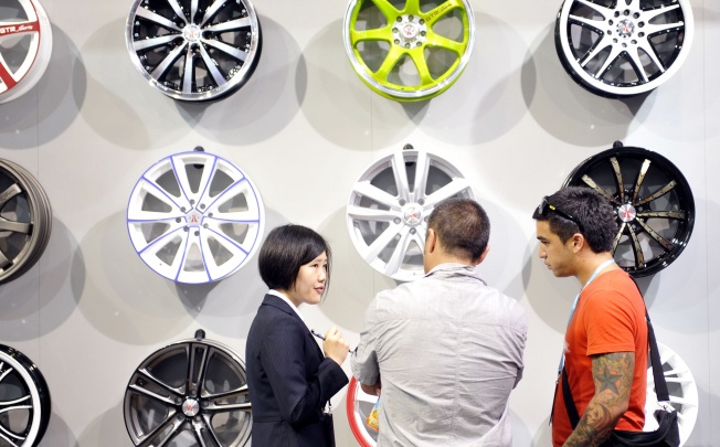 Exhibitors and businessmen talk during the 113th China Import and Export Fair in Guangzhou. Photo: Xinhua