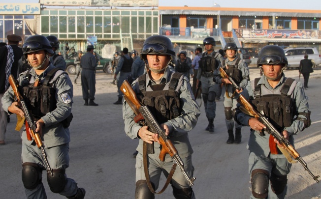 Afghan policemen move around after Taliban fighters attacked near Kabul airport. Photo: AP