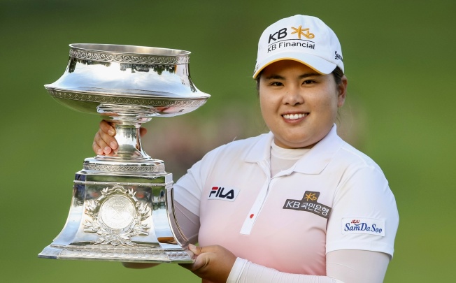 Inbee Park of South Korea holds the trophy after winning the LPGA Golf Championship in Pittsford, New York. Photo: Reuters
