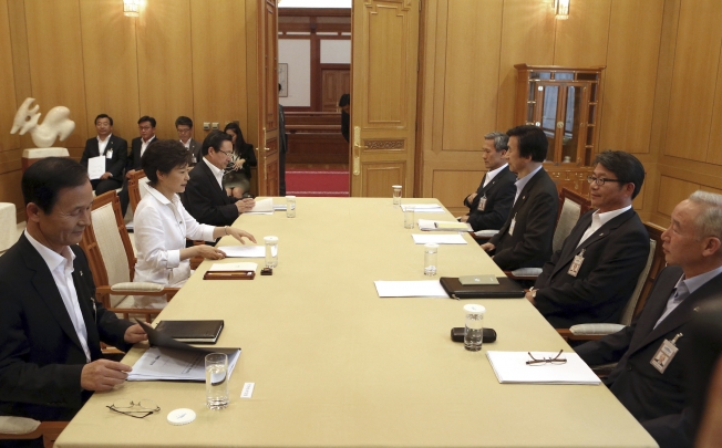 South Korean President Park Geun-hye, second from left, presides over a security meeting to discuss the upcoming South and North Korea talks at the presidential house in Seoul. Photo: AP