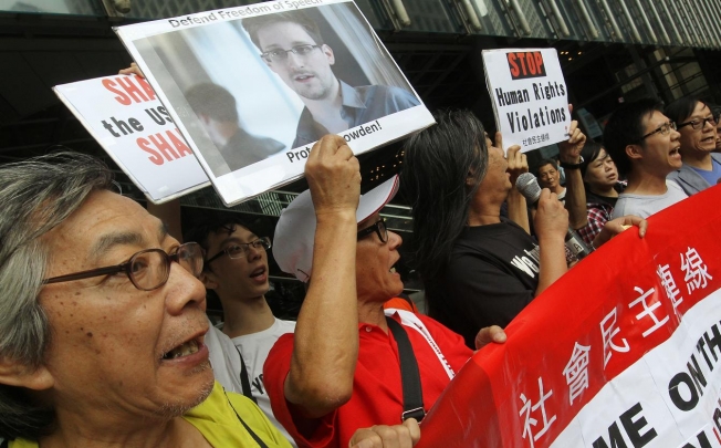 Members of League of Social Democrats gather at HSBC headquarters and march to the US consulate to support Edward Snowden. Photo: SCMP/Edward Wong