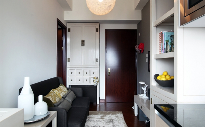 Living area: The tall shoe cabinet (HK$8,500), television cabinet (HK$4,200) and bookshelf (HK$8,800) were designed by Debi Yeung- Salansy (tel: 2904 7897; www.debiyeungdesign. com) and made by Zhonghua Rui Antiques (Zhonghua Rui Antiques, Block 11, Yonger Industrial District, Tanzhou, Zhongshan, tel: 86 760 8628 3099). The light was sourced from Di-mension Living (www.di-mension.com) and cost HK$2,090. The rug was bought years ago from Avant Garde (www.avantgardehk.com). Yeung-Salansy had a narrow sofa (HK$15,000, including cushions) custom made by Choi Designs (4/F, Dominion Centre, 43 Queen’s Road East, Wan Chai, tel: 2866 6816).