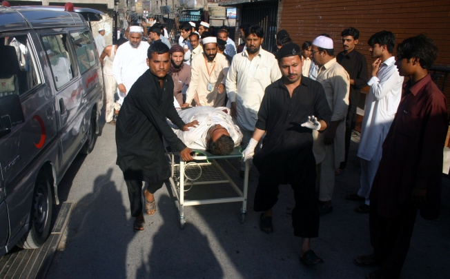 People transfer an injured man to a hospital in northwest Pakistan's Peshawar. Photo: Xinhua