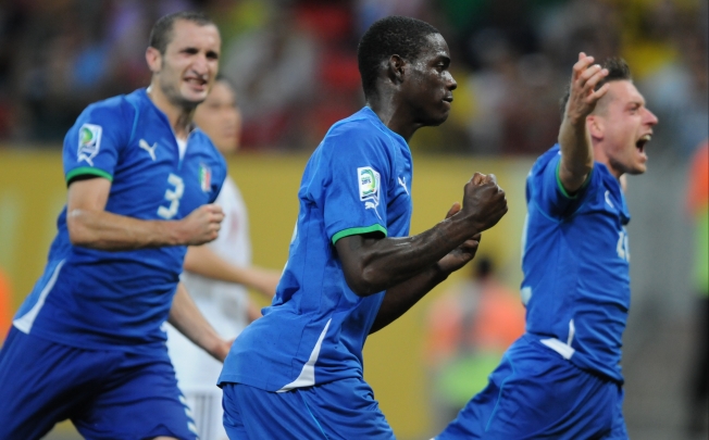 Italy's Mario Balotelli (C) celebrates after scoring during the FIFA's Confederations Cup Brazil 2013 match against Japan. Photo: Xinhua