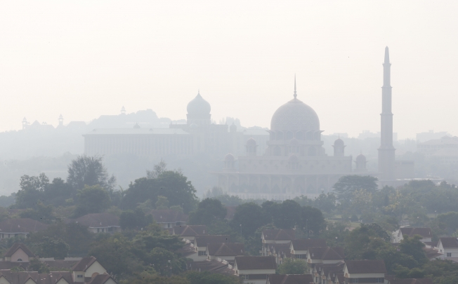Melawati Palace, Putra Perdana and Putra Mosque are shrouded with haze in Putrajaya outside Kuala Lumpur, Malaysia. Photo: Reuters